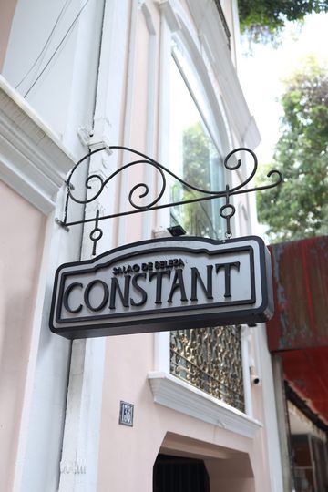 Placa preta com o nome Constant presa à fachada rosa do casarão do Constant Benjamin